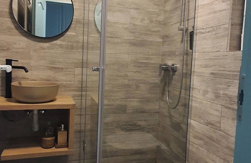 Piatra Neamt Apartment | Studio amplasat în centrul orașului cu vedere la munte.