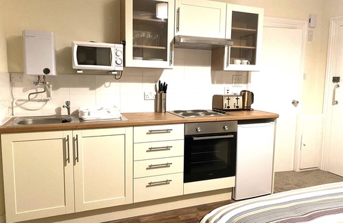 Weston-super-Mare Apartment | Studio Apartment with private bathroom