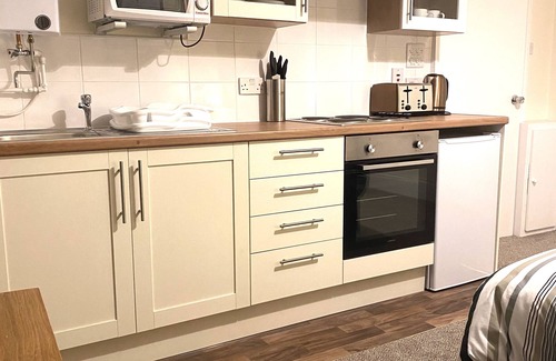 Weston-super-Mare Apartment | Studio Apartment with private bathroom