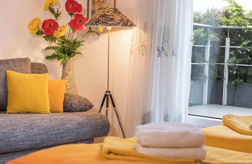 Meckenbeuren Apartment | Studio Apartemnt 'B + E Röck' with Private Balcony and Wi-Fi