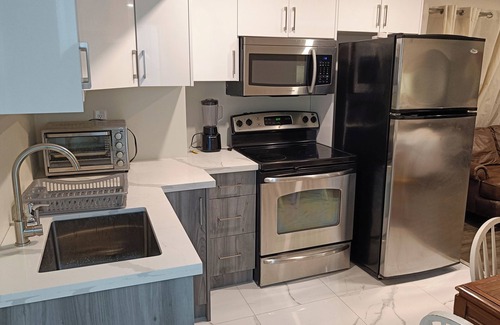 King Apartment | Studio apartment 3mins from Carrying Place Golf Club & The Manor. Off HW 400