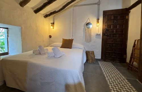 Iznatoraf Apartment | Studio Apartment 'Alojamiento Picual' with Shared Garden, Wi-Fi and Air Conditioning