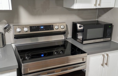 Brampton West Apartment | Studio Apartment B | Full Kitchen | Cozy & Modern