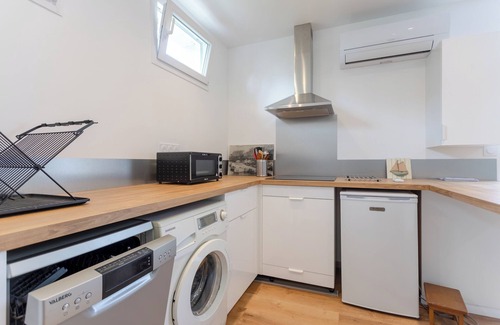 Guiche Apartment | Studio Apartment 'Beñat' with Private Terrace, Wi-Fi and Air Conditioning