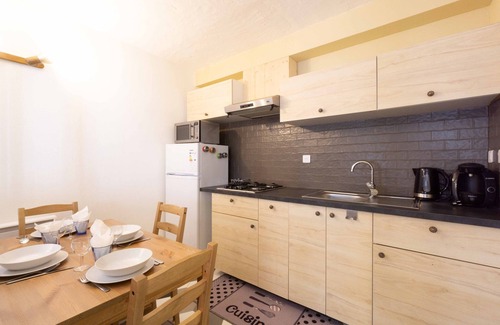 La Perriere Apartment | Studio Apartment 'Chalet Belamy 1' with Mountain View, Private Terrace and Wi-Fi