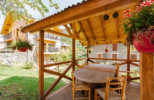La Perriere Apartment | Studio Apartment 'Chalet Belamy 1' with Mountain View, Private Terrace and Wi-Fi