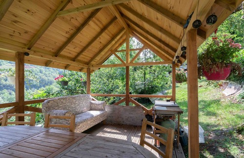 La Perriere Apartment | Studio Apartment 'Chalet Belamy 1' with Mountain View, Private Terrace and Wi-Fi