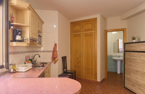 Zuheros Apartment | Studio Apartment 'Estudio El Castillo' with Mountain View and Air Conditioning