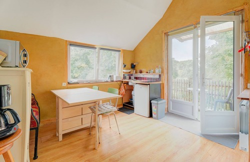 Broons Apartment | Studio Apartment 'Gite 2 Personnes Sauna Et Étang' with Shared Garden and Wi-Fi