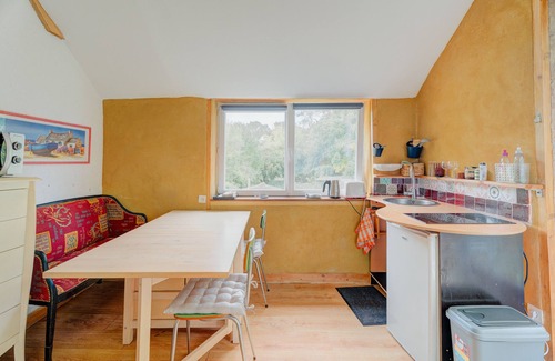 Broons Apartment | Studio Apartment 'Gite 2 Personnes Sauna Et Étang' with Shared Garden and Wi-Fi