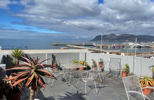 Kalk Bay Apartment | Studio apartment in the heart of Kalk Bay, 1 minute walk to the beach.