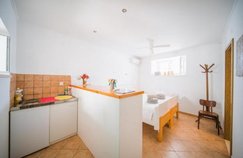 Zrnovo Apartment | Studio apartment in Zrnovo with terrace, air conditioning, WiFi 3709-1