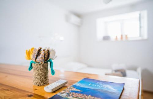 Zrnovo Apartment | Studio apartment in Zrnovo with terrace, air conditioning, WiFi 3709-1