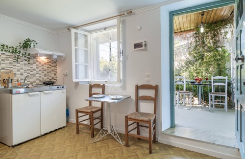 Drimonas Apartment | Studio Apartment 'Kerkis Standard' with Mountain View, Wi-Fi and Air Conditioning