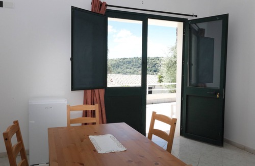 Noto Historic Centre Apartment | Studio 'Arancia - Fiumara Val Di Noto' with Mountain View, Wi-Fi and Air Conditioning