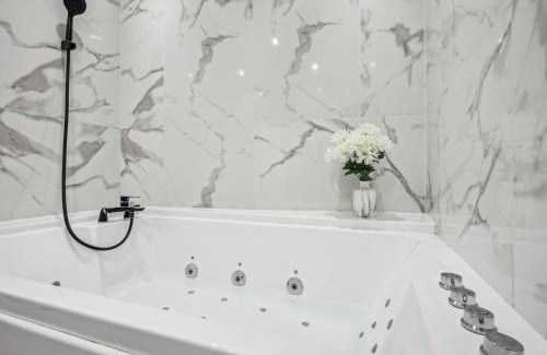 Dammarie Les Lys Apartment | Studio avec jacuzzi & vue sur le parc Soubiran