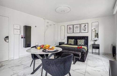 Dammarie Les Lys Apartment | Studio avec jacuzzi & vue sur le parc Soubiran