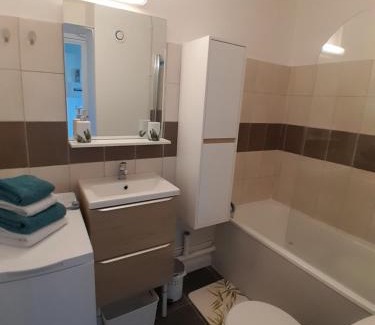 Anatole France Apartment | Studio Balcon Narbonne Centre