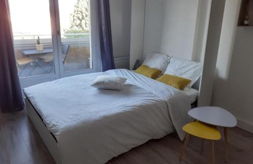 Anatole France Apartment | Studio Balcon Proche Hypercentre de Narbonne