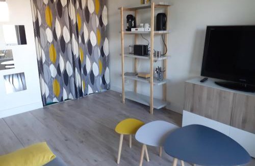 Anatole France Apartment | Studio Balcon Proche Hypercentre de Narbonne