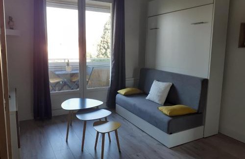 Anatole France Apartment | Studio Balcon Proche Hypercentre de Narbonne