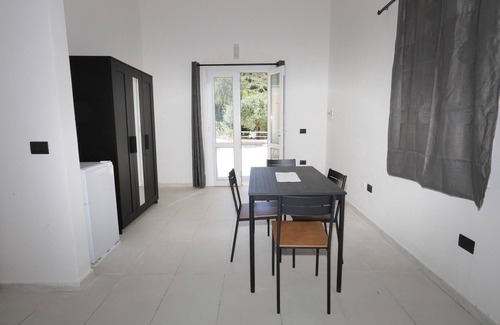 Noto Historic Centre Apartment | Studio 'Basilico - Fiumara Val Di Noto' with Mountain View, Wi-Fi and Air Conditioning