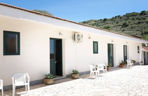 Noto Historic Centre Apartment | Studio 'Basilico - Fiumara Val Di Noto' with Mountain View, Wi-Fi and Air Conditioning