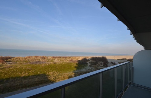 Oostduinkerke-Bad Apartment | Studio by the Sea in Belgium with Beach Access