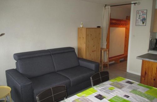 Besse-et-Saint-Anastaise Apartment | Studio chaleureux avec balcon au cœur de Super Besse - FR-1-814-9