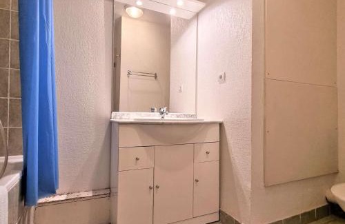 Saint-Etienne-en-Devoluy Apartment | Studio Cabine 4 pers - Près des Pistes & Commerces - FR-1-525-220