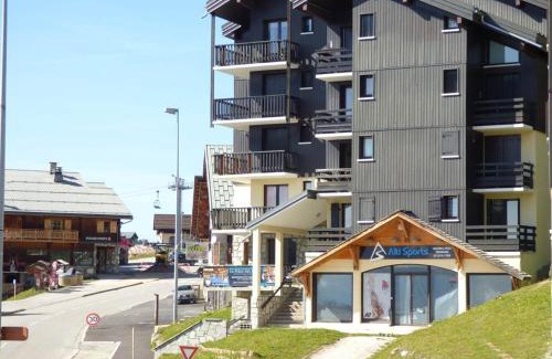 Les Saisies Apartment | Studio Cabine Central aux Saisies avec Balcon - 4 Pers, 2 Étoiles - FR-1-594-192