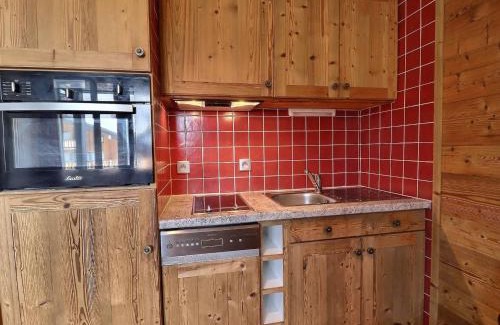 Meribel-Mottaret Apartment | Studio Cabine Centre Merlin - Skis aux Pieds, Wi-Fi, Animaux Admis - FR-1-182-202
