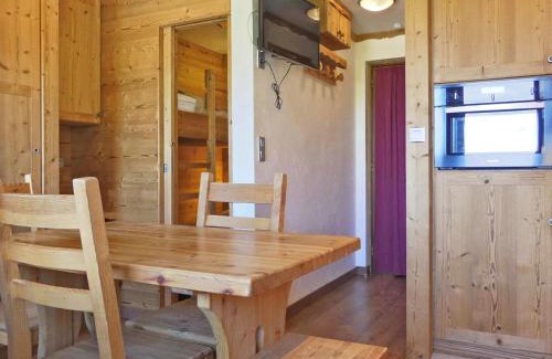 Meribel-Mottaret Apartment | Studio Cabine Centre Merlin - Skis aux Pieds, Wi-Fi, Animaux Admis - FR-1-182-202