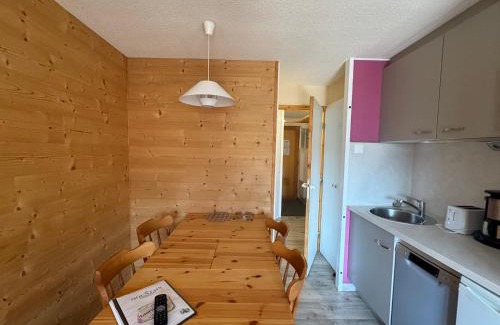 Belle Plagne Apartment | Studio cabine fonctionnel au pied des pistes avec balcon - FR-1-181-2161