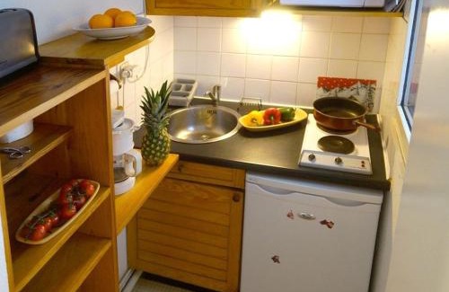 Bagneres-de-Luchon Apartment | Studio Calme avec Balcon Plein Sud, Parking Privé, Proche Thermes et Centre-ville - FR-1-313-149