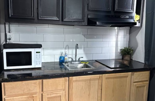 Brownsville Apartment | Studio close to L&G Space X in Brownsville