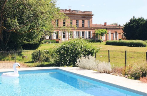 Castelsarrasin House | Studio Colonel - Sleeps 4