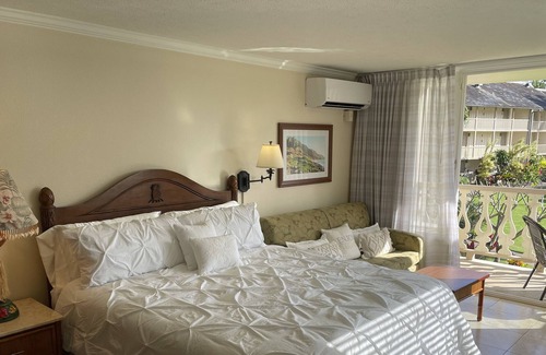 Wailua Apartment | Studio Condo at ocean front resort with pool and ocean views
