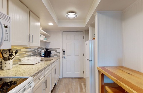 Port Aransas Condo | Studio Condo in Town, Near Beach, Shared Pool and Hot Tub