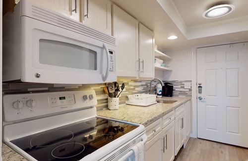 Port Aransas Condo | Studio Condo in Town, Near Beach, Shared Pool and Hot Tub