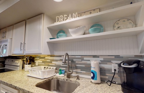 Port Aransas Condo | Studio Condo in Town, Near Beach, Shared Pool and Hot Tub