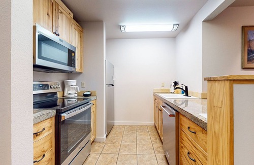 Bend Apartment | Studio condo with access to shared pools, hot tubs, close to Mt. Bachelor
