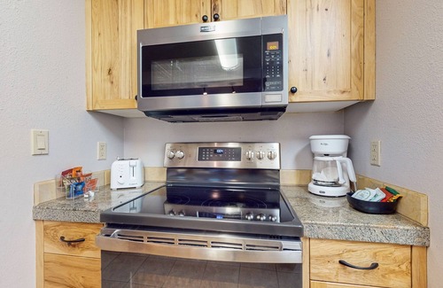 Bend Apartment | Studio condo with access to shared pools, hot tubs, close to Mt. Bachelor