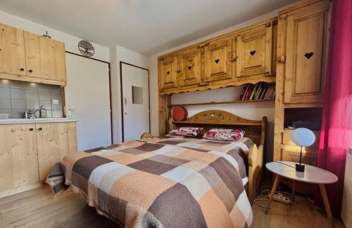 Samoens Apartment | Studio confortable avec balcon et parking au centre du village - FR-1-624-121