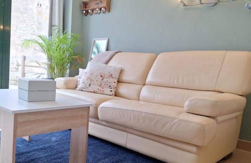 Fye Apartment | Studio 'Du Meslay' with Private Terrace, Shared Garden and Wi-Fi