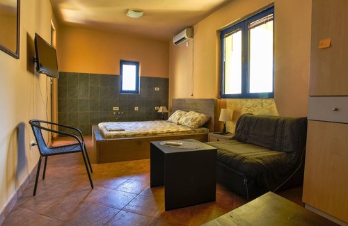 Zeljeznica Apartment | Studio Flat w Balcony and Sea View in Bar