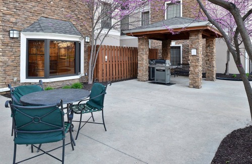 Plainfield Apartment | Studio | Free Breakfast + Outdoor Pool