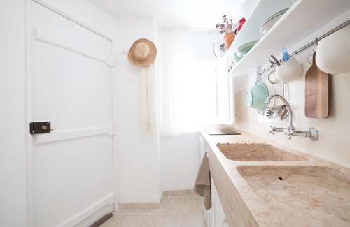 Santo Estevao Apartment | Studio, historic center, private bathroom and kitchenette, transport