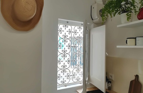 Santo Estevao Apartment | Studio, historic center, private bathroom and kitchenette, transport