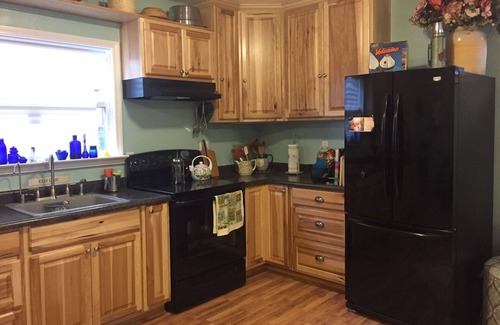 Willits Cottage | Studio in Town Center - between the Beach and Giant Redwoods